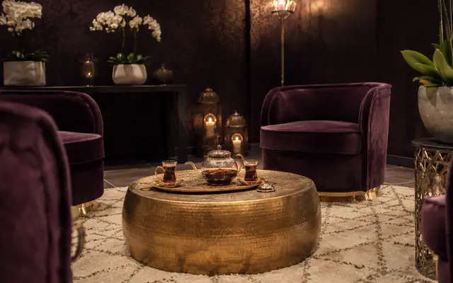 Kadife koltuklu, çay masalı bekleme salonu — Çobançeşme, Masaj Salonun