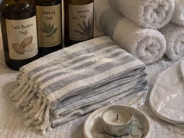 Tatlı badem ve lavanta yağı, havlular, peştemal ve mum — Çobançeşme, Masaj Salonun