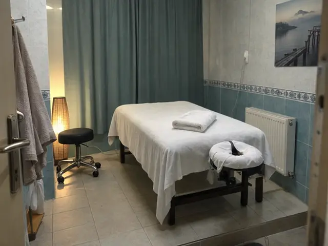 Mavi perdeli odada masaj masası ve tabure — Çobançeşme, Masaj Salonun