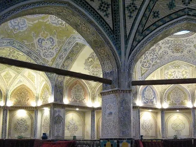 Çinili kubbesiyle hamam içi — Çobançeşme, Masaj Salonun